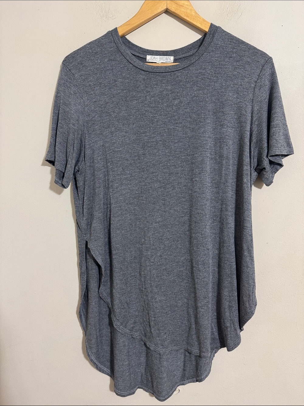 Joah Brown Short Sleeve Crewneck Asymmetrical Hem Tee Shirt Gray Women OS Casual